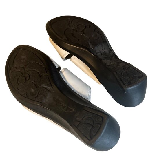 Clarks white leather slip on sandals size 9.5 M - Picture 2 of 5